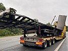 Vyproování kamionu, který v Praze prorazil svodidla a zaal hoet. (20. srpna...