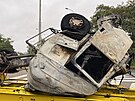 Vyproování kamionu, který v Praze prorazil svodidla a zaal hoet. (20. srpna...