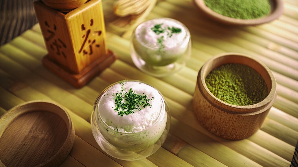 Matcha je prá�kový �aj. Ten se v Japonsku pil u� v 8. století.