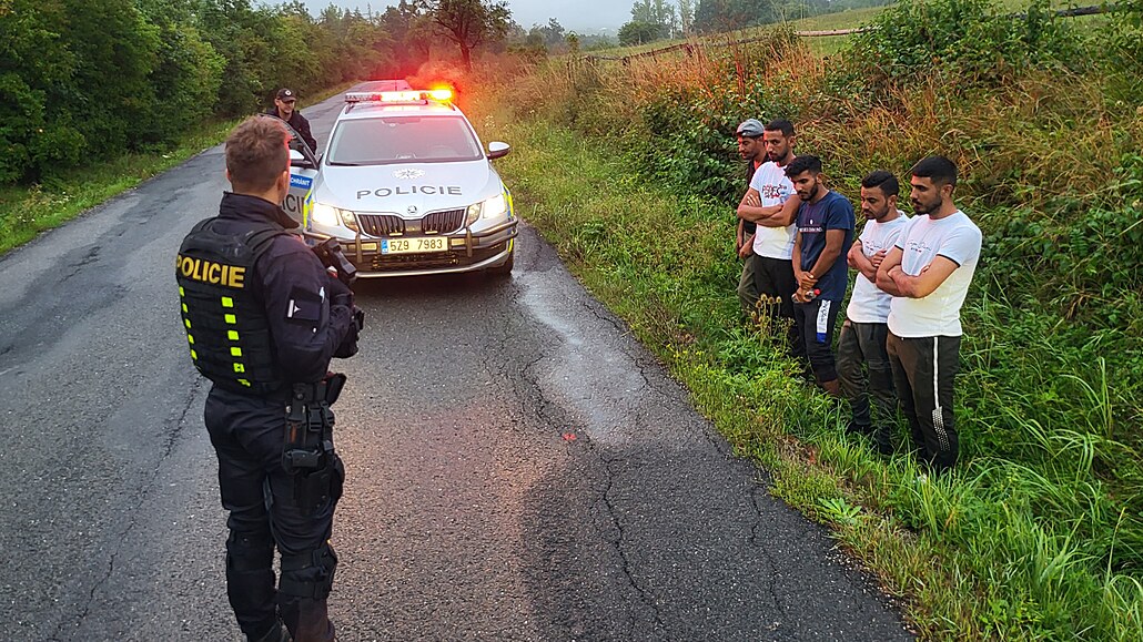 Běženci zadržení poblíž česko-slovenské hranice. Je jich víc než v době obří...