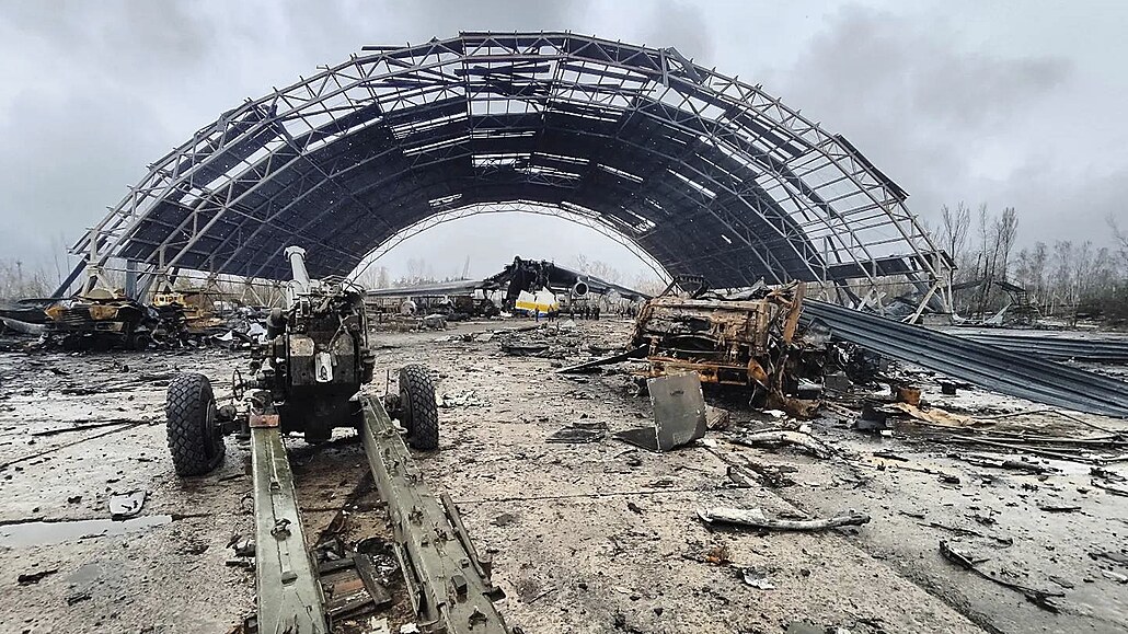 Ukrajinské letiště Hostomel poblíž hlavního města Kyjeva se po urputných bojích...
