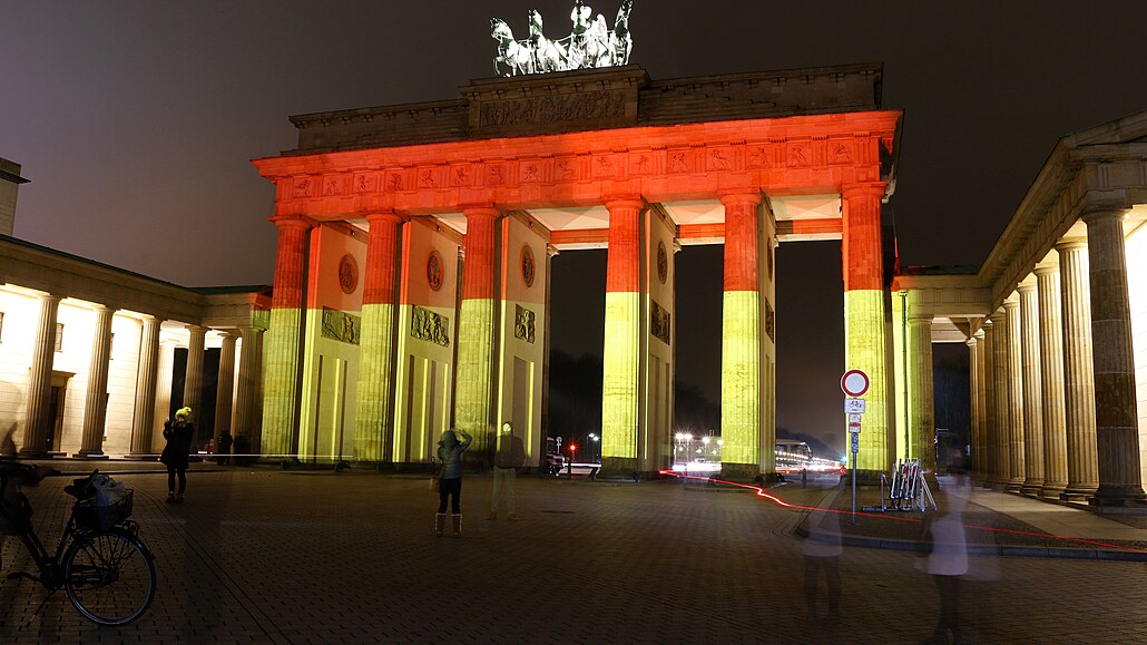 Zhasne? Braniborská brána, symbol Berlína, pi noním nasvícení v nmeckých...