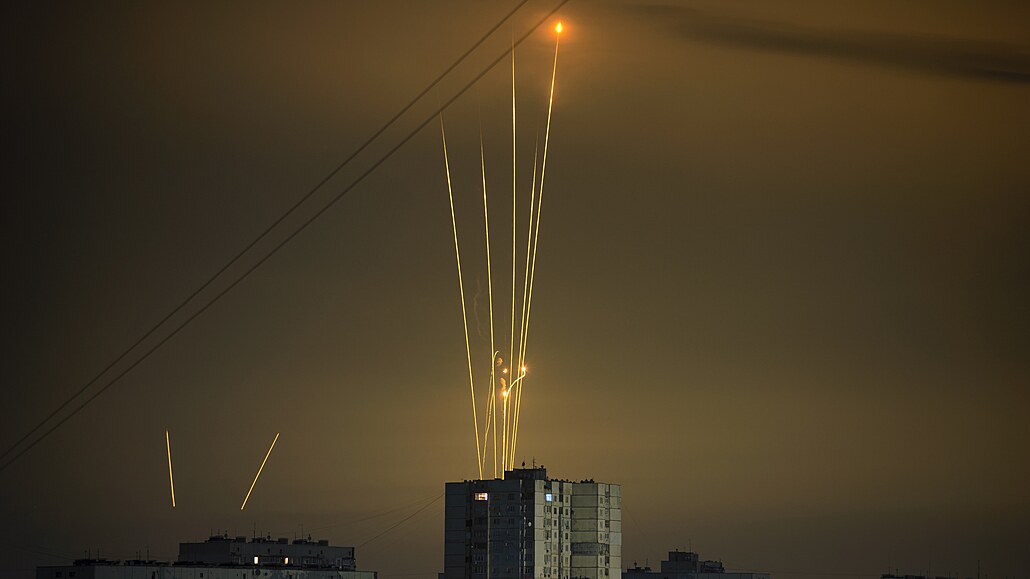 Rakety odpálené z ruské Belgorodské oblasti jsou vidt v ukrajinském Charkov....