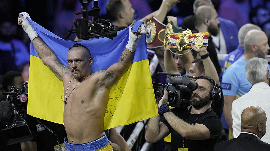 Oleksandr Usyk se raduje z úsp�né obhajoby titulu.