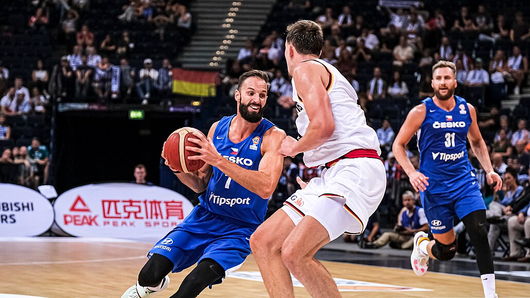�eský basketbalista Vojt�ch Hruban (vlevo) úto�í v zápase s N�meckem.