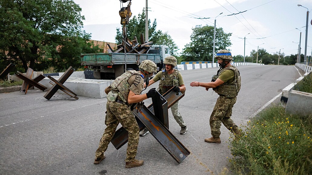 Ukrajintí vojáci pipravují zátarasy v Bachmutu, válkou zasaené oblasti...