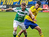 Jablonecký záložník Pavel Šulc si kryje míč v utkání proti Zlínu.