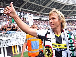 POSLEDNÍ ZÁPAS KARIÉRY. Fotbalista Pavel Nedv�d se v roce 2009 lou�il v duelu...