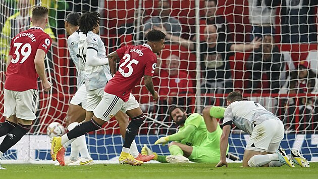 Jadon Sancho z Manchesteru United dv branku Liverpoolu.