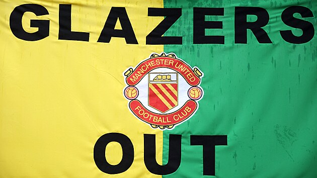 Transparent, kterým fanoušci Manchesteru United vyzývají rodinu Glazerových k...
