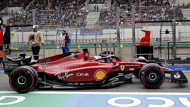 Charles Leclerc z Ferrari pi prvnm trninku na Velkou cenu Belgie.