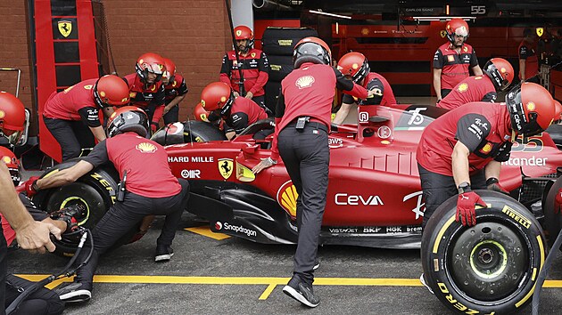 Carlos Sainz z Ferrari v pi mechanik pi prvnm trninku na Velkou cenu Belgie.