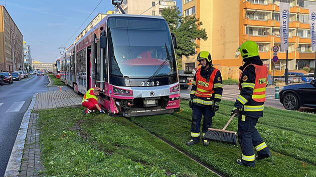 V Praze 9 se v ptek rno srazila tramvaj s osobnm automobilem. (26. srpna 2022)