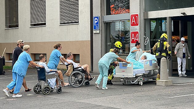 V stedn vojensk nemocnici ho stecha pavilonu neurologie, probhla evakuace pacient. (27. srpna 2022)