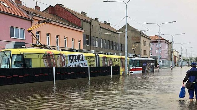 Po prudkm deti byla v Brn zatopen Plotn ulice u autobusovho ndra Zvonaka. (27. srpna 2022)