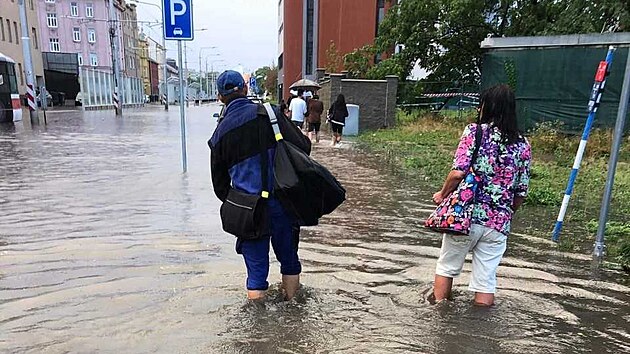 Po prudkm deti byla v Brn zatopen Plotn ulice u autobusovho ndra Zvonaka. (27. srpna 2022)