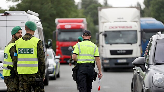 Policist, vojci i celnci se na hranicch se Slovenskem zamuj na nelegln migraci. (23. srpna 2022)