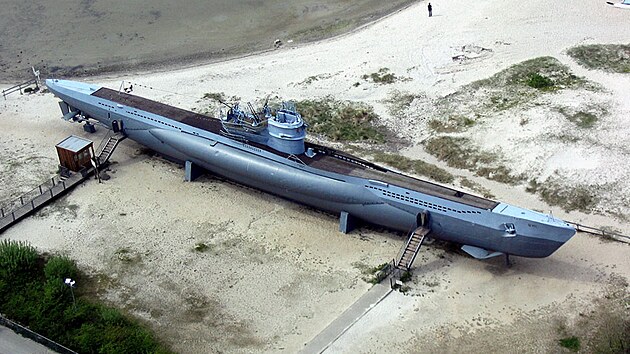 I U-995 je ctyhodnm strojem. Ponorky VIIC mily pes 67 metr.