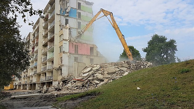 Demolice panelku v Hamersk ulici na litvnovskm sdliti Janov. (26. srpna 2022)