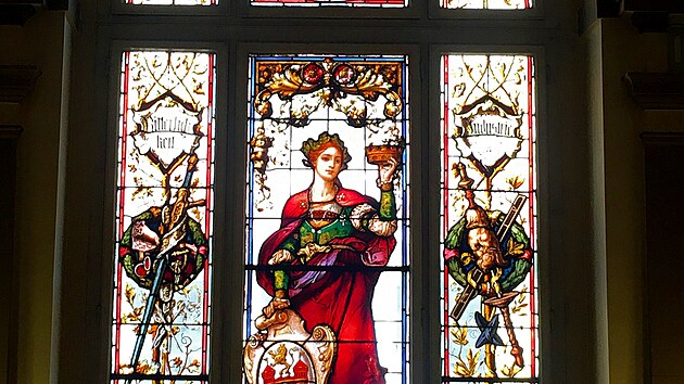 Barevn� okno na schodi�ti radnice s alegori� m�sta, p�ezd�vanou Pan� Liberec.