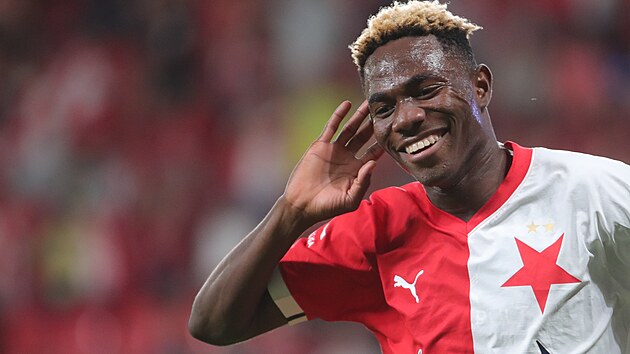 Moses Usor fra Slavia feirer ved å score et mål.