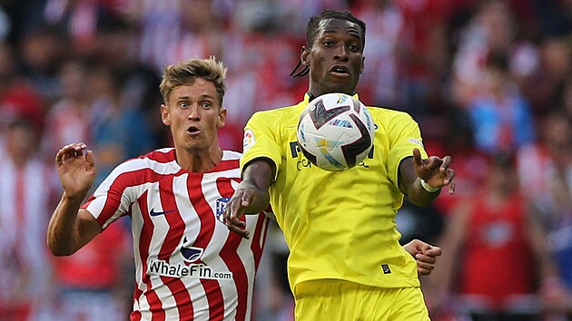 Nicolas Jackson z Villarrealu (vpravo) si zpracov�v� m�� p�ed Marcosem Llorentem z Atl�tika Madrid.