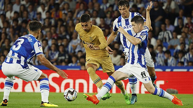 Ferr�n Torres z Barcelony se sna�� prob�t mezi br�n�c�mi hr��i San Sebastianu.