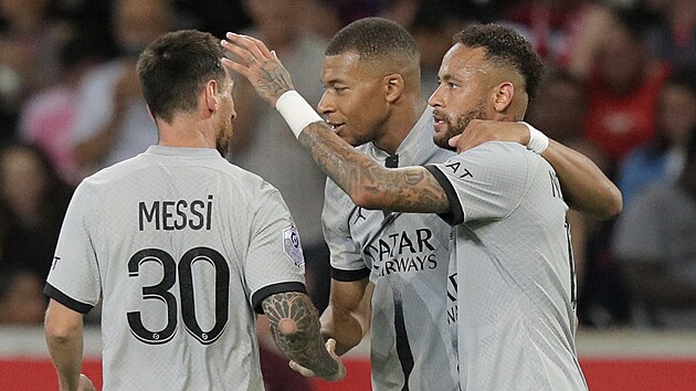 Pa힚t fotbalist Lionel Messi, Kylian Mbapp a Neymar (zleva) oslavuj vstelen gl PSG.