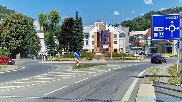 Atmosferick prvek ozdob kruhov objezd na Mosteck ulici.