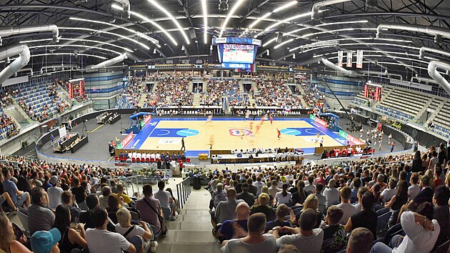 Momentka z kvalifikace o postup na basketbalov MS 2023 mezi eskem a Maarskem v Chomutov