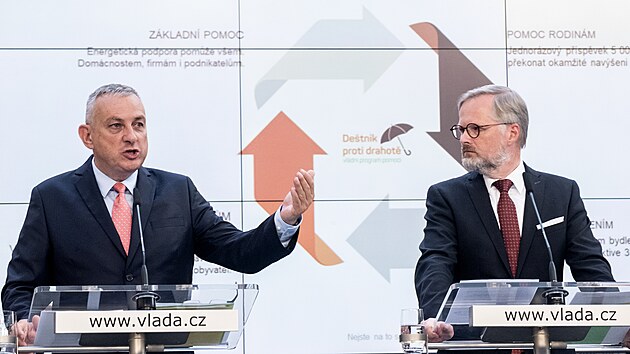 Premir Petr Fiala a ministr prmyslu a obchodu Jozef Skela na tiskov konferenci po jednn vldy. (24. srpna 2022)