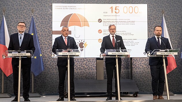 Tiskov konference po jednn vldy. Zleva ministr financ Zbynk Stanjura, ministr prmyslu Jozef Skela, premir Petr Fiala a ministr prce Marian Jureka. (24. srpna 2022)