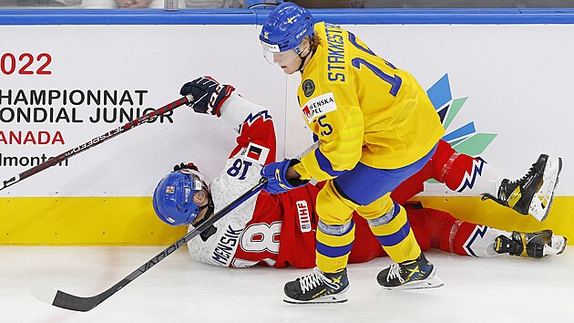 Matou� Men��k pad� v souboji u mantinelu.