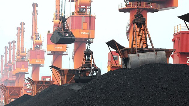 Pekládka uhlí v ínském pístavu Lien-jün-kang (19. srpna 2022)