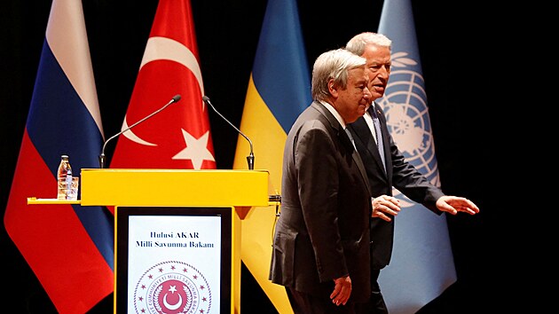 f OSN Antnio Guterres s tureckm ministrem obrany Hulusim Akarem opoutj istanbulskou tiskovou konferenci tkajc se vvozu obil z Ukrajiny. (20. srpna 2022)