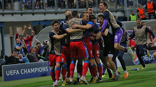 Radost plzeskch fotbalist, kte prv srovnali v domcm utkn o postup do Ligy mistr proti Karabachu.