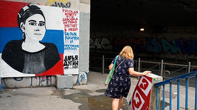 V Srbsku se objevil portrét zabité ruské nacionalistky Darji Duginové. (24. srpna 2022)