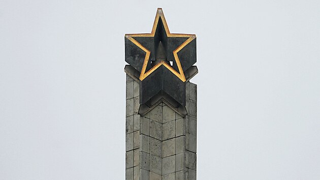 Lotyšsko se rozhodlo zbourat stovky sovětských památníků, například tento 80 metrů vysoký obelisk v Rize. (25. srpna 2022)