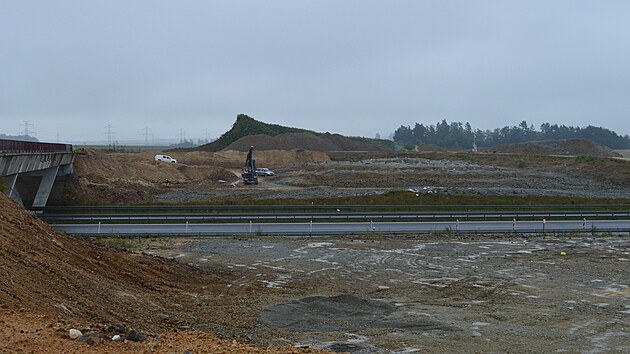 Na stavb� odpo��vky si museli pomoci dv�ma odst�ely horniny. Jedno m�sto je na sn�mku vpravo od auta a bagru.
