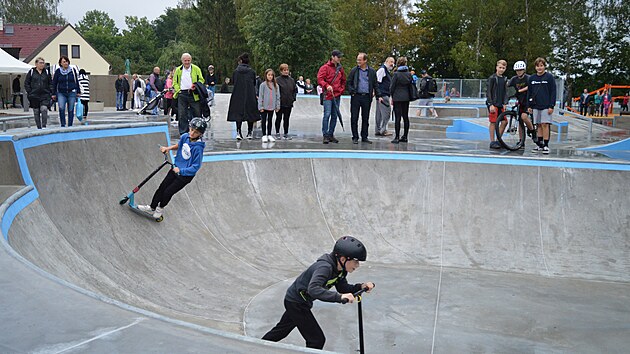 �tern�mu slavnostn�mu otev�en� p��li� nep��lo po�as�.