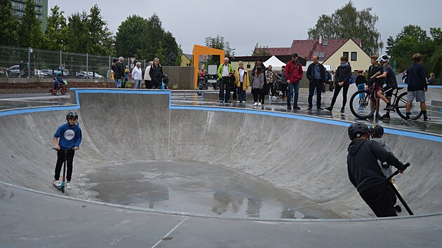 �tern�mu slavnostn�mu otev�en� p��li� nep��lo po�as�.