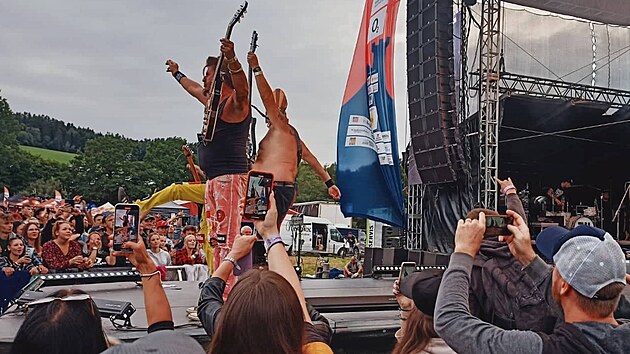 Kapela Visac zmek oivila program festivalu Hrady CZ nlo punkovch vypalovaek.