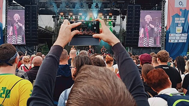 Kapela Visac zmek oivila program festivalu Hrady CZ nlo punkovch vypalovaek.