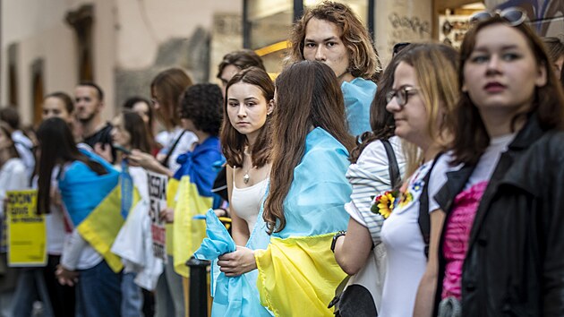 Stovky lid utvoily v centru Prahy lidsk etz, slav tak ukrajinsk Den nezvislosti. (24. srpna 2022)