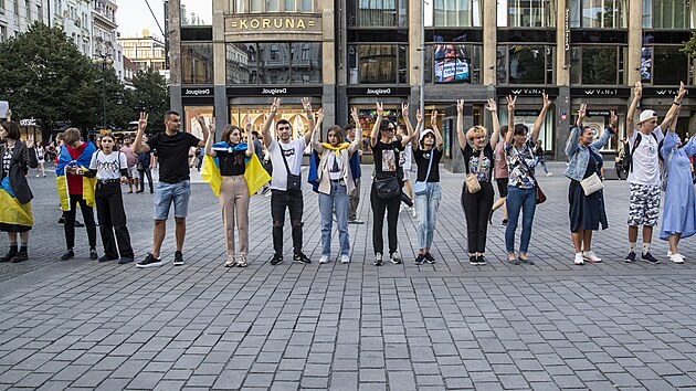 Destky podporovatel a oban Ukrajiny mly lutomodr ukrajinsk vlajky, nkte lid nesli transparenty namen proti Rusku (24. srpna 2022)