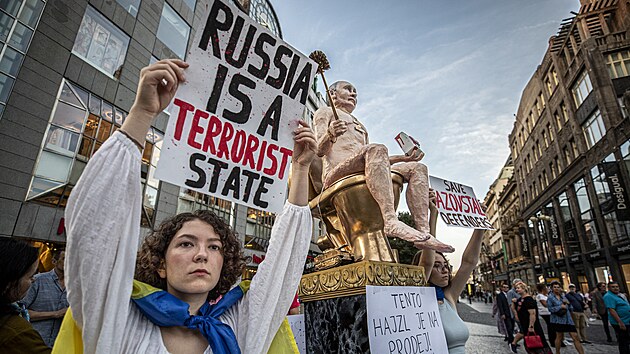 Lid na oslavy ukrajinskho Dne nezvislosti pinesli transparenty oznaujc Rusko za teroristick stt. (24, srpna 2022)