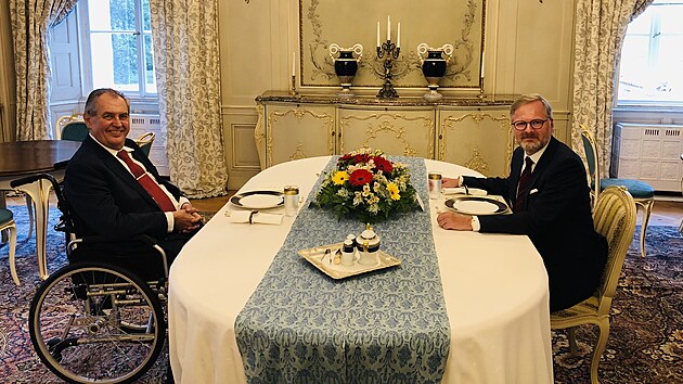 Prezident Miloš Zeman a premiér Petr Fiala při jednání na zámku v Lánech 23. srpna 2022