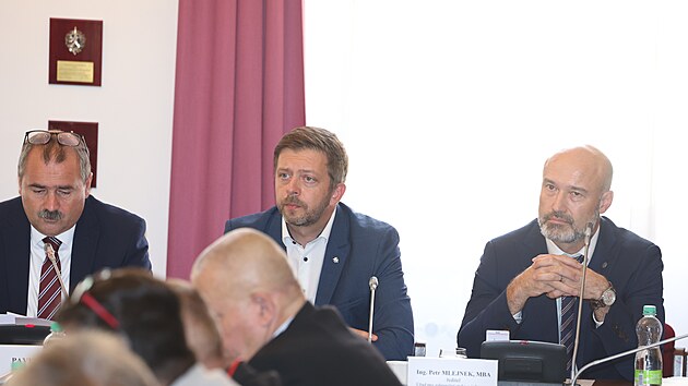 Na jednn bezpenostnho vboru Snmovnu dorazili i f civiln rozvdky Petr Mlejnek a ministr vnitra Vt Rakuan.