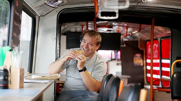 Pavel Kuera ve vyazenm trolejbuse v brnnsk Slatin servruje zkladn pokrmy jako hot dog, ale tak americk speciality jako kuec popcorn nebo chedarov nugety.