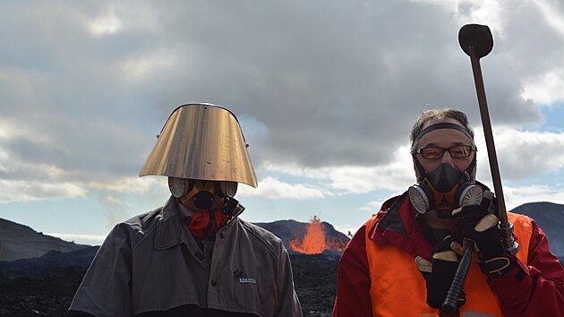 Speciln vulkanologick oblek, hlavov tt a dlouh odbrn ty jsou nezbytnm doplkem vdce pi odbru vzork lvy (Luk Krmek vlevo).